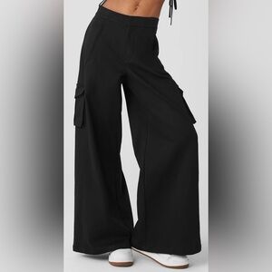 ALO SHOW OFF CARGO Black Wide-Leg Pants